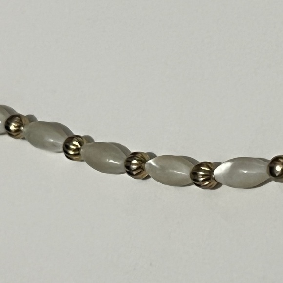 Elegant Gold and pearlescent Cream Beaded Bracelet minimalist - Picture 4 of 5